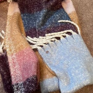 Calia by Carrie Underwood large knit scarf/shawl